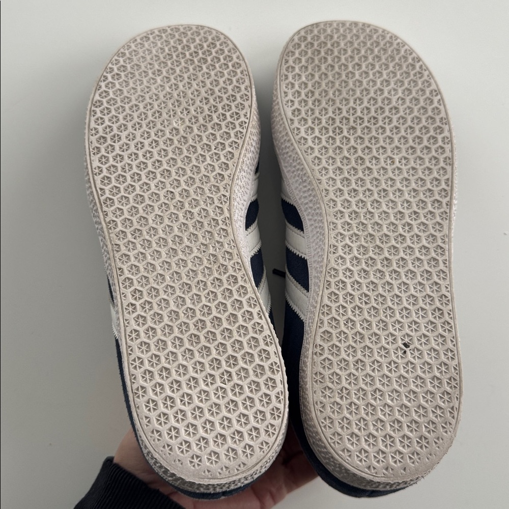 ADIDAS Gazelle Collegiate Navy & White Sneakers, boys size 5 - Picture 7 of 8